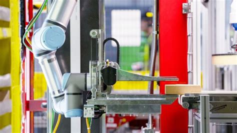 Rezultat imagine pentru Robot Controlling Watch