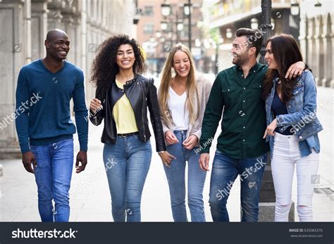 People Walking Together 的图像结果