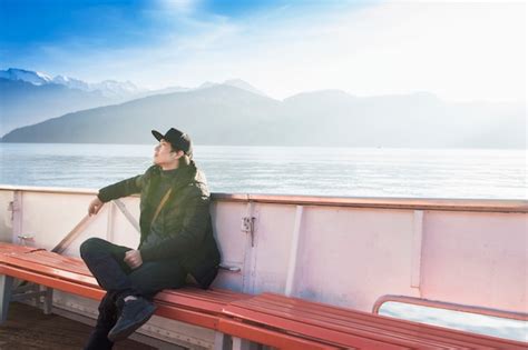 Pessoa em um barco com outra pessoa praticando snorkel ao lado do barco