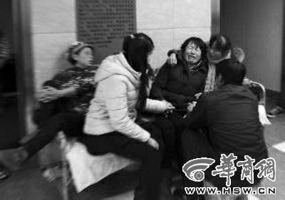 2名女大学生在校门口被撞 目前无自主呼吸|撞人_新浪新闻