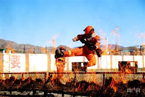 现场直击｜新疆森林消防火场紧急避险训练(组图)-特种装备网