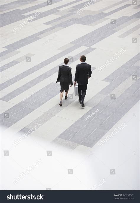 Business People Walking High View 的图像结果