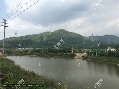 农村河流地貌附近的绿柳树高清图片下载-正版图片303503661-摄图网