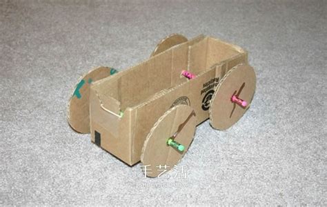 用纸板箱手工制作橡皮筋动力车的方法_爱折纸网