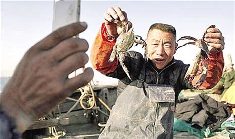 胶州大叔直播打鱼成网红 粉丝超过3万名月售海鲜1500公斤_中国经济网——国家经济门户