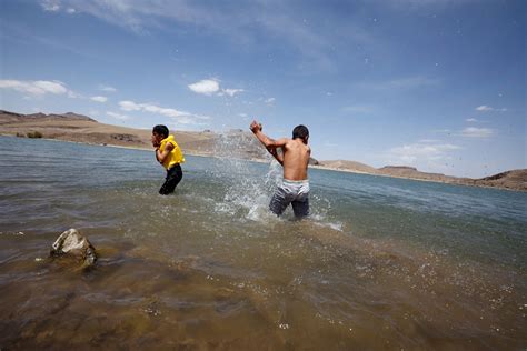也门热浪来袭 居民水库游泳降温