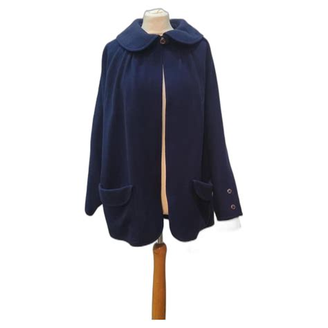Fendi short cape style coat Navy blue Cashmere Wool ref.699328 - Joli ...