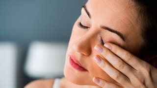What helps against flaky and sticky eyelashes?