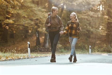 Par of People Walking 的图像结果