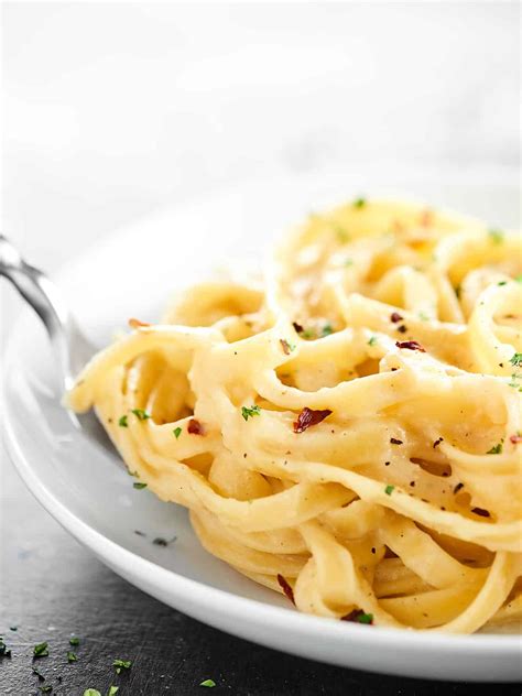 Healthy Alfredo Sauce Recipe - only 130 calories per serving!