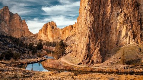 View of jagged rocks of Smith Rock State Park which tower over the ...