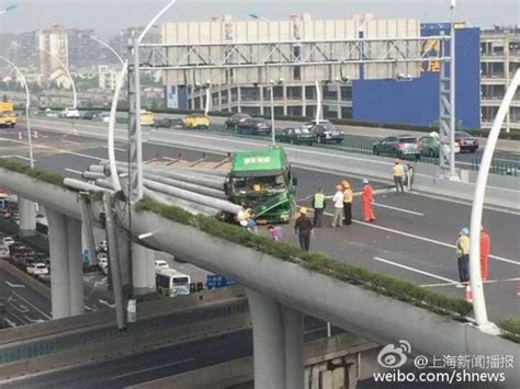 航拍现场：上海中环严重车祸致桥面损毁-搜狐新闻