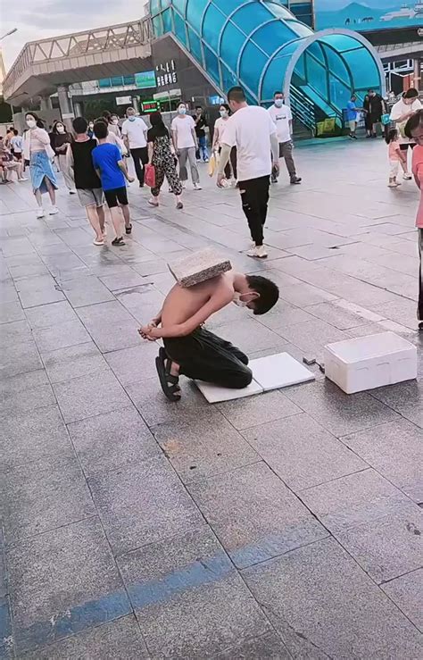 优享资讯 | 内蒙古：男孩光着上身背砖头跪地乞讨，网友：看起来像我家儿子