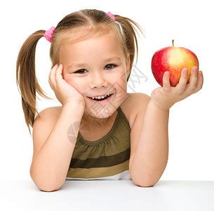 手拿红苹果的可爱小女孩高清图片下载-正版图片307760823-摄图网
