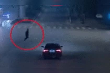 【浙江】行人有斑马线不走 闯红灯横跑马路腿被撞伤