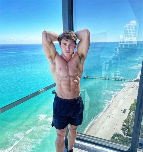 BODYBUILDER – CHASE CALVIT – Monday XYZ