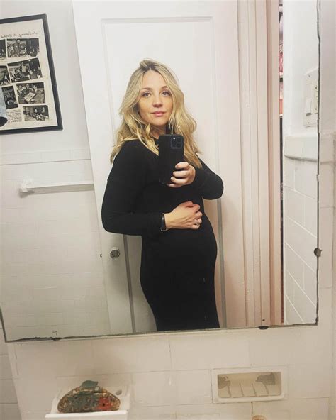 Pregnant Abby Elliott shows off baby bump at Golden Globes 2023