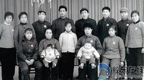 快过年了，她们和23年前去世的父亲拍了张全家福_社会_中国台湾网