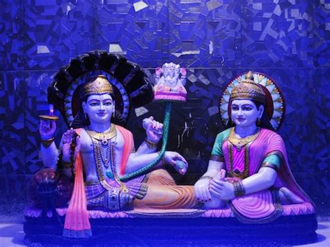 आखिर भगवान श्रीहरि के पैर क्यों दबाती हैं मां लक्ष्मी? जानें इसके पीछे ...