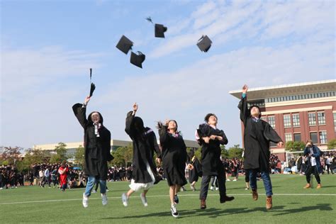 教育、毕业和人的概念-一群身着学士服的快乐留学生向空中投掷迫击炮素材-高清图片-摄影照片-寻图免费打包下载