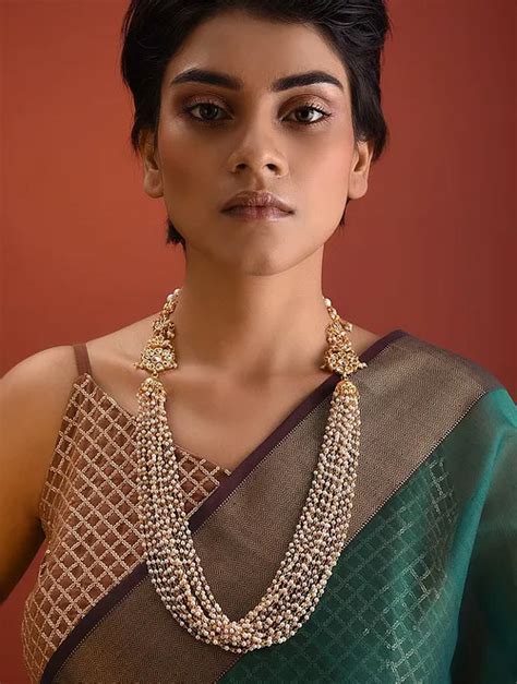 साड़ी और सूट के संग पहनने के लिए देखिये मोतियों से सजे सुंदर हार - DusBus