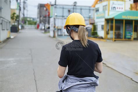 下班了走在路上的工厂女性的背影高清图片下载-正版图片502123197-摄图网