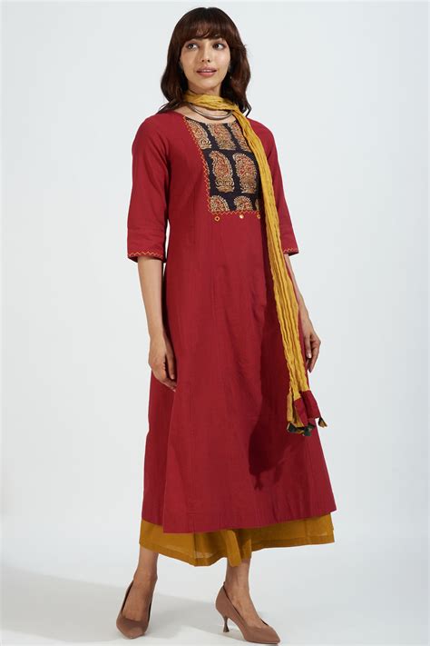 pintuck yoke kurta - scarlet red & noir paisleys - maati crafts