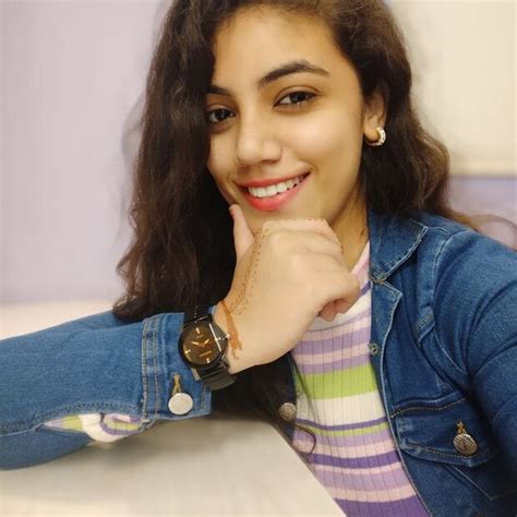 Aqsa Khan : పండు ఫోటోను షేర్ చేసిన అక్సాఖాన్.. కొంపదీసి ఇద్దరి మధ్య ...
