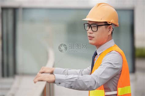 亚洲青年建筑工人的短期工间高清图片下载-正版图片505462766-摄图网