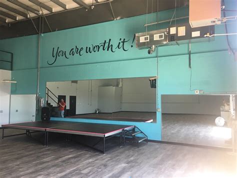 Exercise Room Wall Front View 的图像结果