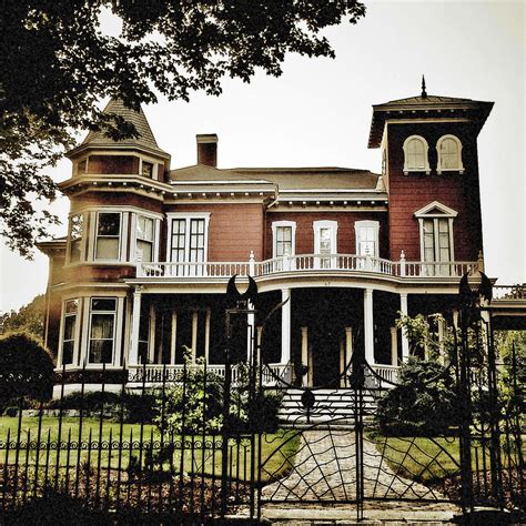 Stephen King's House in Bangor, ME (17 Photos)