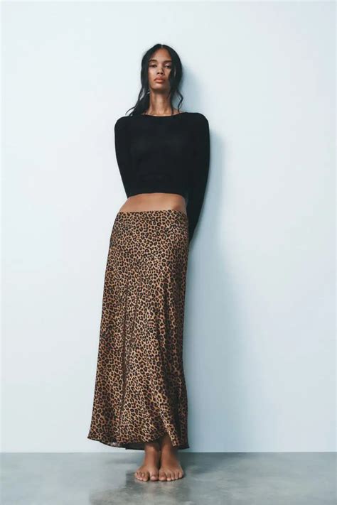 10 faldas de Zara para combinar con medias negras para vestir cómoda y ...