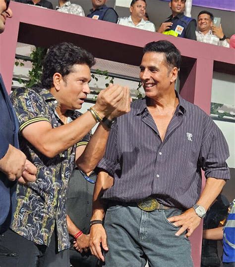 Akshay Kumar touches Amitabh Bachchan's feet during ISPL final