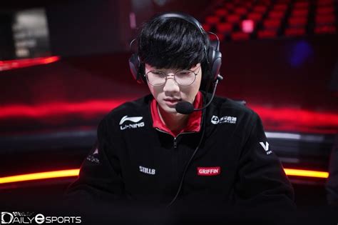 EDG crush the competition to advance to groups at Worlds, and other ...