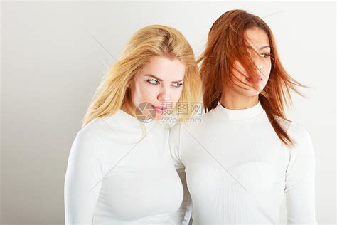 两个年轻朋友在一起女孩有白色的顶部站在对方旁边一个女人有金发第二个黑高清图片下载-正版图片304198687-摄图网