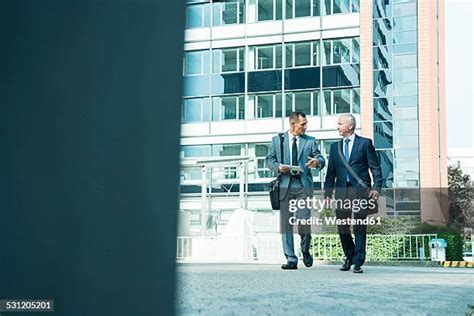 Two Business People Talking 的图像结果