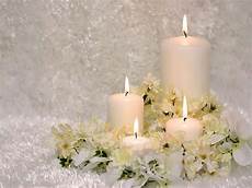 candele eleganti per un caldo e candido centrotavola natalizio immagini e candele eleganti per un caldo e candido centrotavola natalizio immagini e