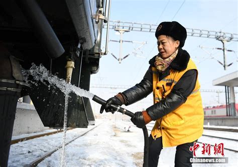 铁路上的少女摄影图__女性女人_人物图库_摄影图库_昵图网nipic.com