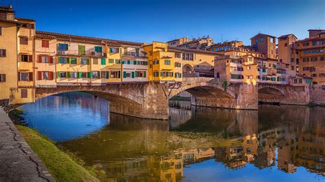 Ponte Vecchio bridge over Arno River, Florence, Tuscany, Italy ...