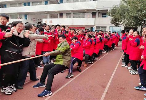 阜阳市第一初级中学举行首届“迎元旦”拔河比赛