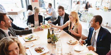 Restaurant with People 的图像结果