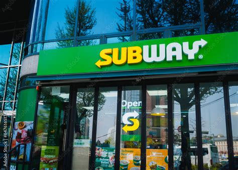 Subway Restaurant Sign 的图像结果