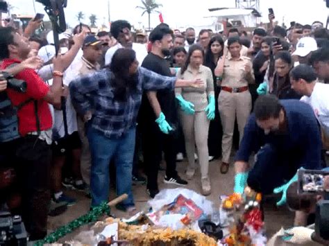 Akshay Kumar Cleans Up Juhu Beach; After Ganesh Visarjan