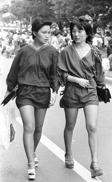 昭和52年ファッションの街・原宿。ペアルックで歩く若い女性たち（東京都渋谷区） Geisha, Japan Advertising ...