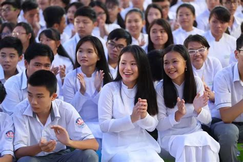 越南高中生穿校服依然很美，高颜值被媒体关注，网友：漂亮小仙女 - 每日头条