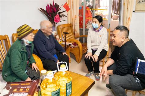 梅华街道鸿业社区开展老年人上门慰问活动