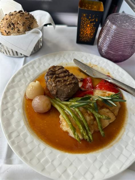 Qatar Airlines Business Class 的图像结果