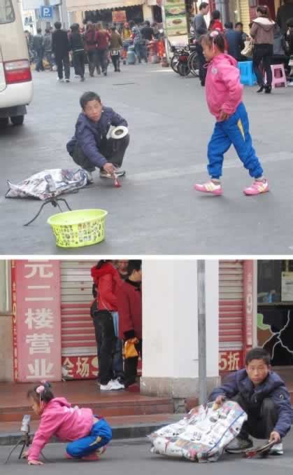 22岁残疾小伙趴在地上乞讨，走的那一刻才知上当，比自己还有钱