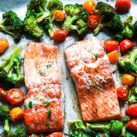 One-pan roasted salmon with broccoli and tomatoes - SugarLoveSpices