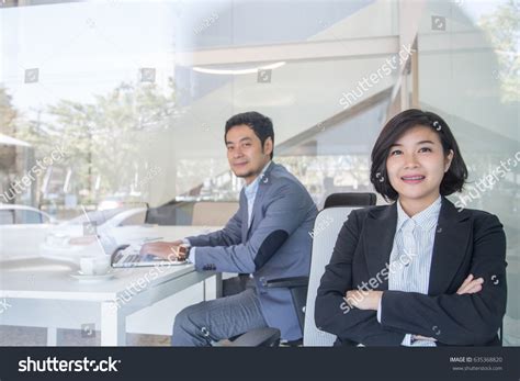 Two Business People Talking 的图像结果